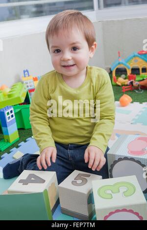 Baby boy impilamento blocchi giocando a casa Foto Stock