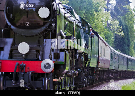 Ricostruito luce Bulleid Pacific n. 34059 locomotiva a vapore nei pressi di Kingscote Station Foto Stock