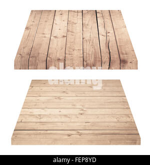 Ripiani in legno o sul ripiano di un tavolo isolato su bianco Foto Stock