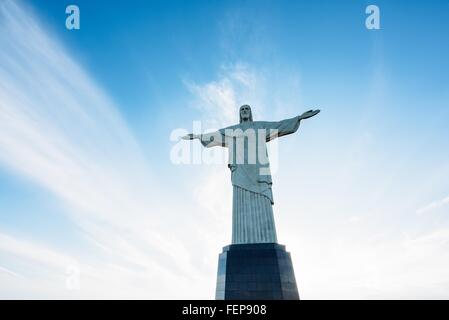 Basso angolo di visione della statua del Cristo Redentor, Corcovado Rio de Janeiro, Brasile Foto Stock