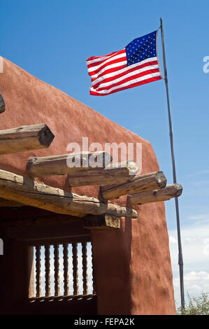 Bandiera americana al Painted Desert Inn pietra miliare storica nazionale, ex post trading, ora museo, Foresta Pietrificata NP, Arizona Foto Stock