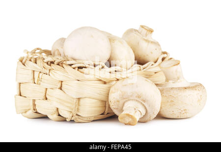 Fresco di funghi champignon in cesto, isolato su bianco Foto Stock