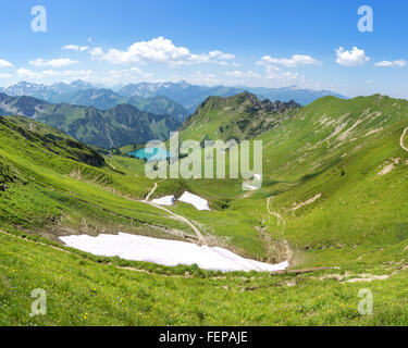 Ultima neve rimane in estate Allgau Alpi con lago Seealpsee. Sopra presa Oberstdorf, Germania. Foto Stock