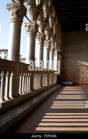 Balcone colonne ed archi con le ombre che si affaccia sul Canal Grande Ca' d'Oro Venezia Italia Foto Stock