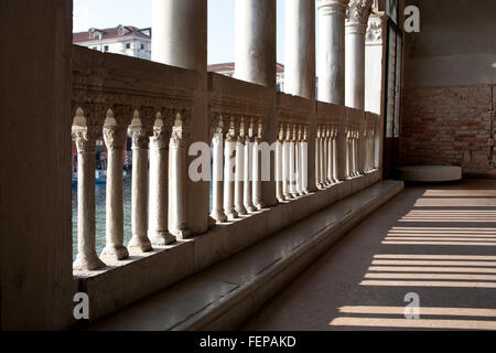 Balcone colonne ed archi con le ombre che si affaccia sul Canal Grande Ca' d'Oro Venezia Italia Foto Stock