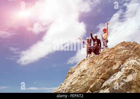 Team di alpinisti sulla vetta Foto Stock