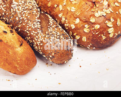 Diversi tipi di pane fresco sul tavolo Foto Stock