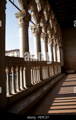 Balcone colonne ed archi con le ombre che si affaccia sul Canal Grande Ca' d'Oro Venezia Italia Foto Stock