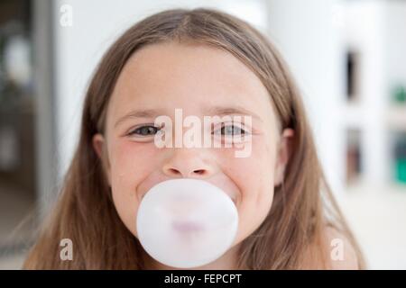 Ragazza bubblegum di soffiatura Foto Stock