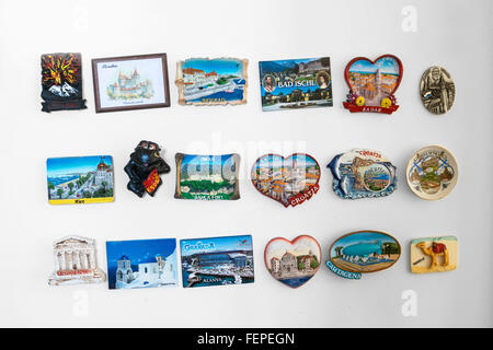 Frigo souvenir magnete sul frigo da diverse posizioni (concetto di viaggio, viaggiare simbolo) Foto Stock