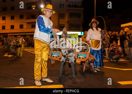 Caratteri, ballerini e galleggia in apertura sfilata di carnevale di Santa Cruz de Tenerife. Migliaia di persone in gruppi di Foto Stock