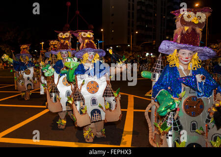 Caratteri, ballerini e galleggia in apertura sfilata di carnevale di Santa Cruz de Tenerife. Migliaia di persone in gruppi di Foto Stock