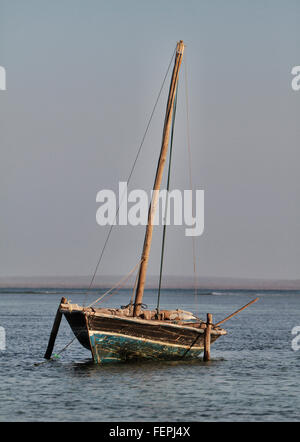 Un tradizionale dhow o tribali in barca a vela è ancorata nella baia di Pemba in Mozambico settentrionale Foto Stock