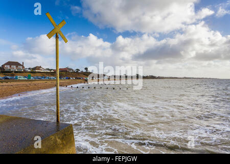 La spiaggia di Collina Testa sulla costa del Solent su un brillante ma breezy giornata invernale e. Foto Stock