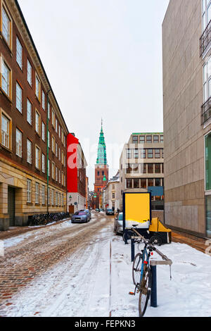 Vista sulla ex chiesa di St Nicholas a Copenhagen, in Danimarca in inverno. Il Nikolaj Contemporary Art Center è un centro di arti che Foto Stock