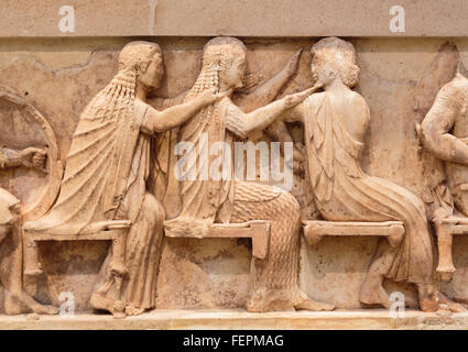 Delphi, Phocis, Grecia. Delphi museo archeologico. La sezione dalla parte orientale del fregio del tesoro della Siphnians. Foto Stock