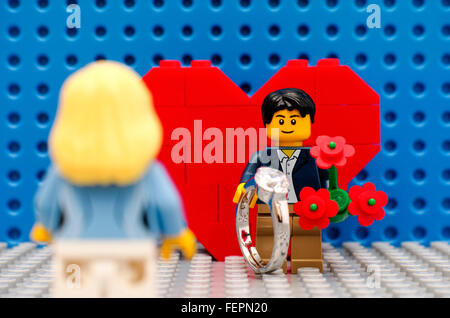 Lego minifigure uomo con anello e fiori riuniti la sua fidanzata nella  parte anteriore del cuore su Lego le piastre di base Foto stock - Alamy
