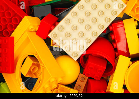 Tambov, Federazione Russa - Settembre 07, 2015 mucchio di Lego Duplo Blocchi e mattoni. Studio shot. Foto Stock