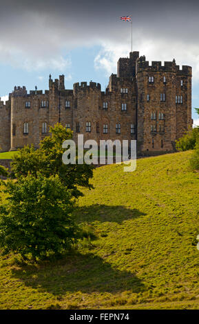 Esterno del Alnwick Castle un castello medievale del Northumberland England Regno Unito posseduto dal Duca di Northumberland e la famiglia Percy Foto Stock