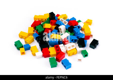 Tambov, Federazione Russa - Febbraio 19, 2015 mucchio di coloratissimi blocchi Lego su sfondo bianco. Studio shot. Foto Stock