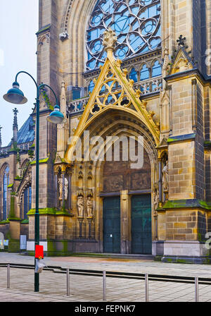 Frammento di Linz nuova cattedrale di Linz AUSTRIA Foto Stock