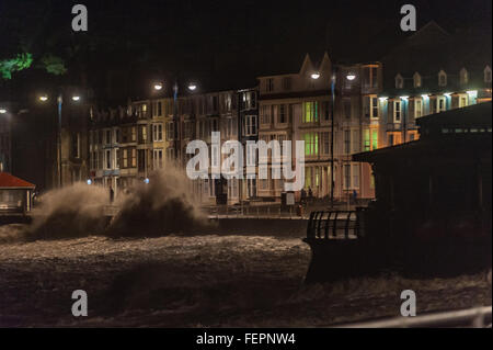 Aberystwyth, Wales, Regno Unito. Il giorno 08 Febbraio, 2016. Regno Unito: Meteo onde enormi in Aberystwyth. Credito: Veterano Fotografia/Alamy Live News Foto Stock