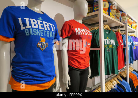 Il negozio di punta NBA sulla quinta Avenue offre una gamma completa di abbigliamento Women's National Basket Association (WNBA), USA, New York City Foto Stock
