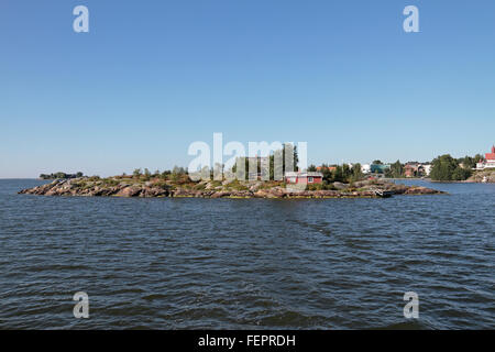 Isola Ryssänsaari visto dal traghetto Suomenlinna, Helsinki, Finlandia. Foto Stock