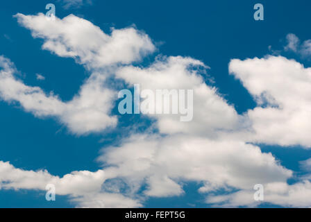 Bel cielo azzurro con soffici nuvole bianche Foto Stock