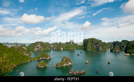 Famosa e pittoresca baia di Halong nature resort landmark in Vietnam, in Asia Foto Stock