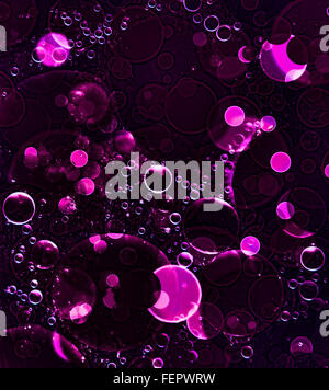 Abstract bolle di lilla e sfondo sfocato. Foto Stock