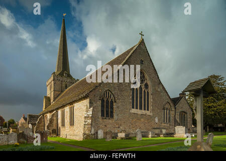 Pomeriggio invernale nella chiesa della Santissima Trinità a Cuckfield, West Sussex, in Inghilterra. Foto Stock