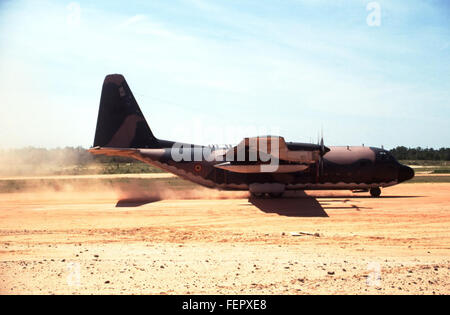 Lockheed C-130H Hercules CH-01 FAﾎBelg Papa AFB 1Jun90 Peter Foto Stock