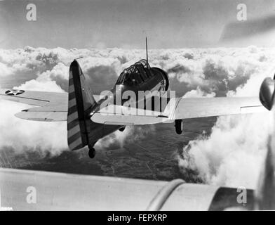Questa immagine mostra il North American BT-14, un aereo da addestramento chiave utilizzato durante la seconda guerra mondiale, catturato a Randolph Field. Il BT-14 era noto per il suo design robusto ed era ampiamente usato per addestrare i piloti durante la guerra. Foto Stock