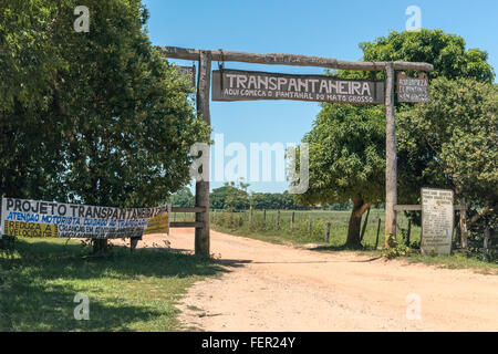 Inizio dell'autostrada Transpantanal, Mato Grosso Membro, Brasile Foto Stock