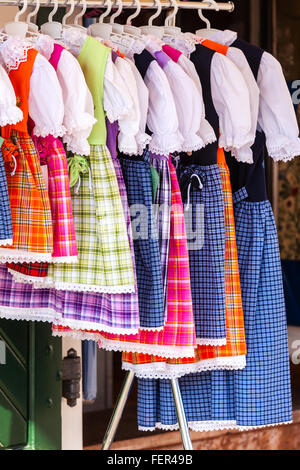 In stile nazionale di costumi per le donne esposte nel centro commerciale per lo shopping store in Salzburg Austria Foto Stock