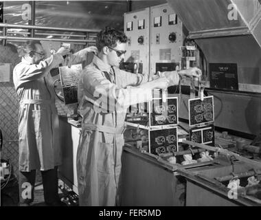 Questa immagine fa parte della Atlas negative Collection, che mostra fotografie storiche di vari soggetti. La collezione include immagini di periodi e luoghi diversi, conservate per scopi educativi e di archiviazione, che forniscono informazioni sul passato. Foto Stock