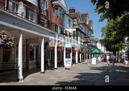 Una vista del Pantiles shopping center a Royal Tunbridge Wells Foto Stock