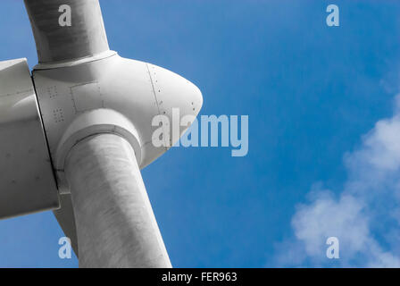 Close-up di elica bianca testa sulla turbina eolica contro il cielo blu e nuvole. pale di elica sono sporchi. Foto Stock