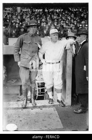 [Hank Gowdy in uniforme militare con manager John McGraw, nuovo Foto Stock