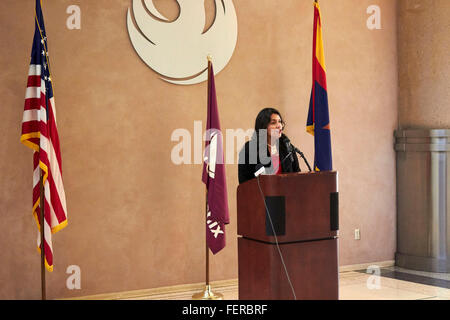 Phoenix, Arizona, Stati Uniti. Il giorno 08 Febbraio, 2016. Consiglio di Phoenix Stati Laura Pastore annuncia l'apertura di Phoenix settimana cinese a Phoenix City Hall. Eventi che celebrano la cultura cinese sono pianificati attraverso il weekend. Credito: Jennifer Mack/Alamy Live News Foto Stock