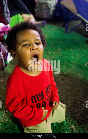 Un ragazzino sbadigli Foto Stock