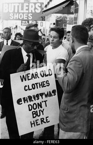 Il Rev. CK Steele ha partecipato a una protesta a Tallahassee, picchettando i negozi del centro durante il movimento per i diritti civili. Le sue azioni furono parte degli sforzi per sfidare la segregazione e promuovere l'uguaglianza per gli afroamericani negli anni '1960 Foto Stock