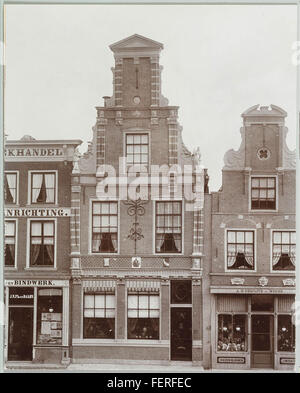 Una fotografia di Mient, scattata intorno al 1894 nei Paesi Bassi. Questa immagine storica mostra il paesaggio rurale e la vita cittadina della regione durante la fine del XIX secolo, offrendo uno sguardo sulla vita rurale olandese dell'epoca. Foto Stock