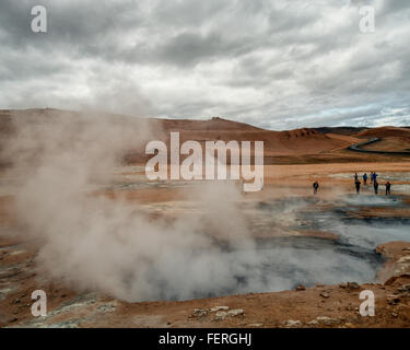 A nord-est dell'Islanda, dell'Islanda. 1 agosto, 2015. I turisti a piedi passato la fumante, la formazione di bolle e bollente fango solforico-pool in HverarÃ¶ndor Hverir molle di zolfo campo geotermico nel nord-est dell'Islanda, sul lato est del Lago Myvatn, sono uno dei più popolari siti da visitare nella zona. Il turismo è diventato un settore in crescita dell'economia e l'Islanda è diventata una destinazione turistica preferita. © Arnold Drapkin/ZUMA filo/Alamy Live News Foto Stock