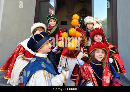 Ivrea, Italia. 8 febbraio 2016. Scena di battaglia delle arance a Ivrea Caarnival Credito: Gaetano Piazzolla/Alamy Live News Foto Stock