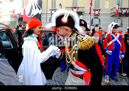 Ivrea, Italia. 8 febbraio 2016. Scena di battaglia delle arance a Ivrea Caarnival Credito: Gaetano Piazzolla/Alamy Live News Foto Stock