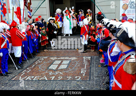 Ivrea, Italia. 8 febbraio 2016. Scena di battaglia delle arance a Ivrea Caarnival Credito: Gaetano Piazzolla/Alamy Live News Foto Stock