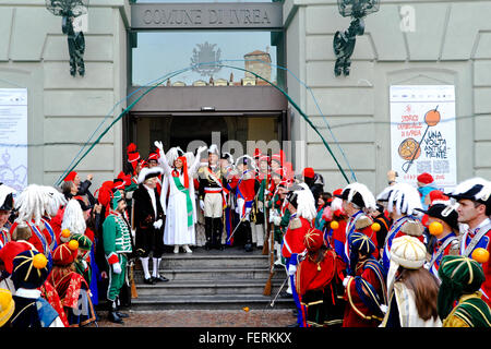 Ivrea, Italia. 8 febbraio 2016. Scena di battaglia delle arance a Ivrea Caarnival Credito: Gaetano Piazzolla/Alamy Live News Foto Stock