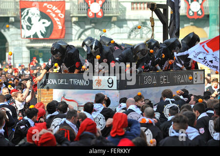 Ivrea, Italia. 8 febbraio 2016. Scena di battaglia delle arance a Ivrea Caarnival Credito: Gaetano Piazzolla/Alamy Live News Foto Stock